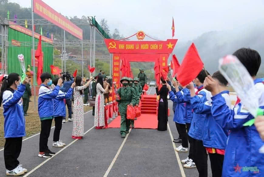 THANH NIÊN THAM GIA LEN ĐƯỜNG NHẬP NGŨ