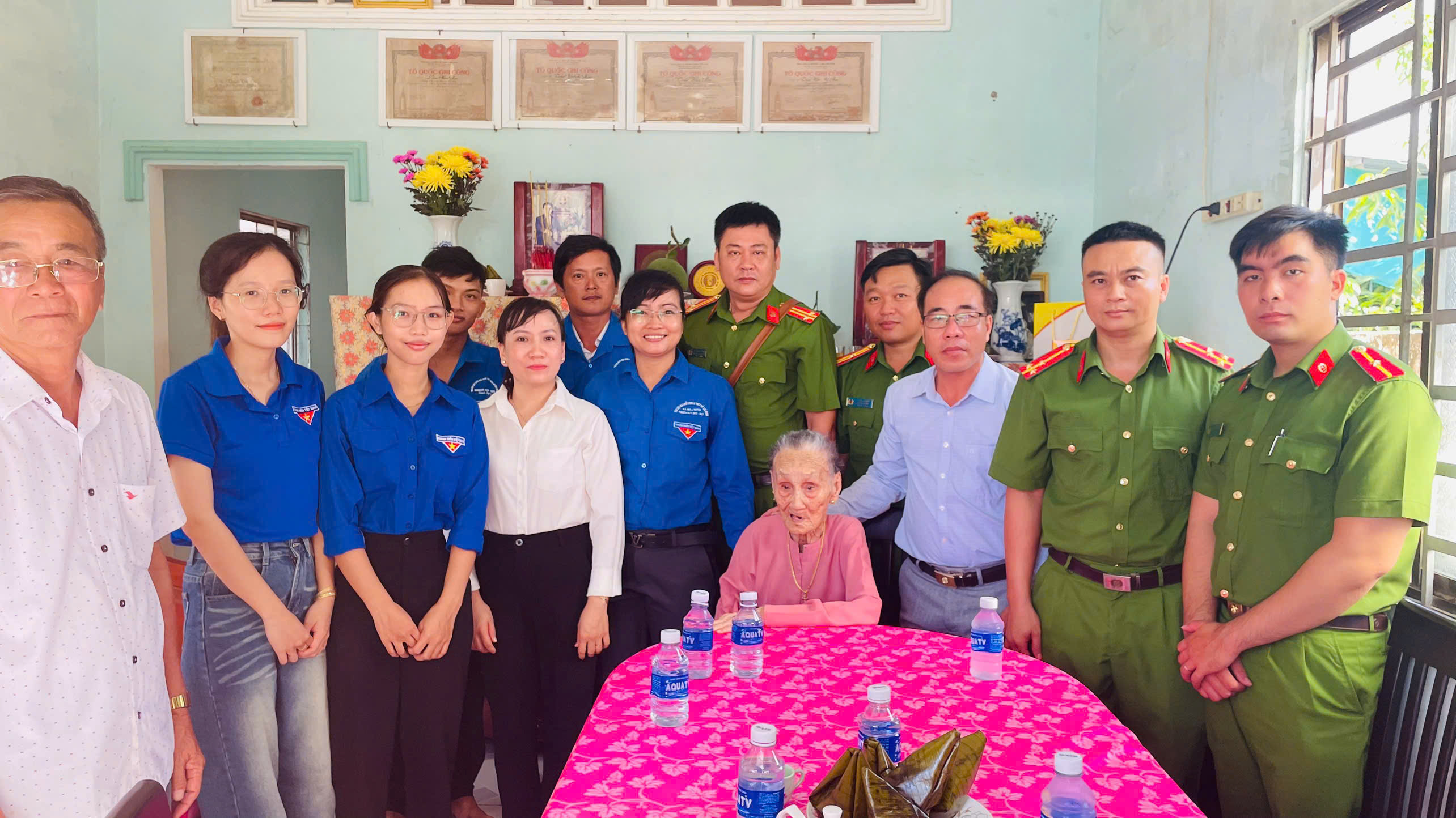 Vượt mưa bom bão đạn đưa đồng đội qua sông