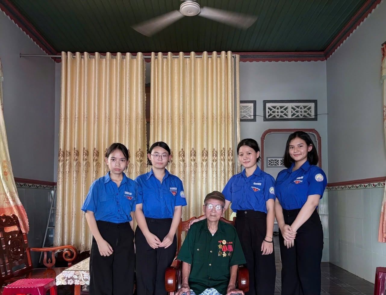"CÂU CHUYỆN THỜI HOA LỬA: Giữa tháng Tư lịch sử, những ký ức giữ nước hào hùng lại được khơi dậy qua lời kể của của nhân chứng lịch sử để truyền lửa cho tương lai