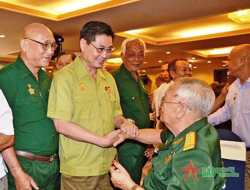 câu chuyện số 114 - Loạt đạn không theo lệnh