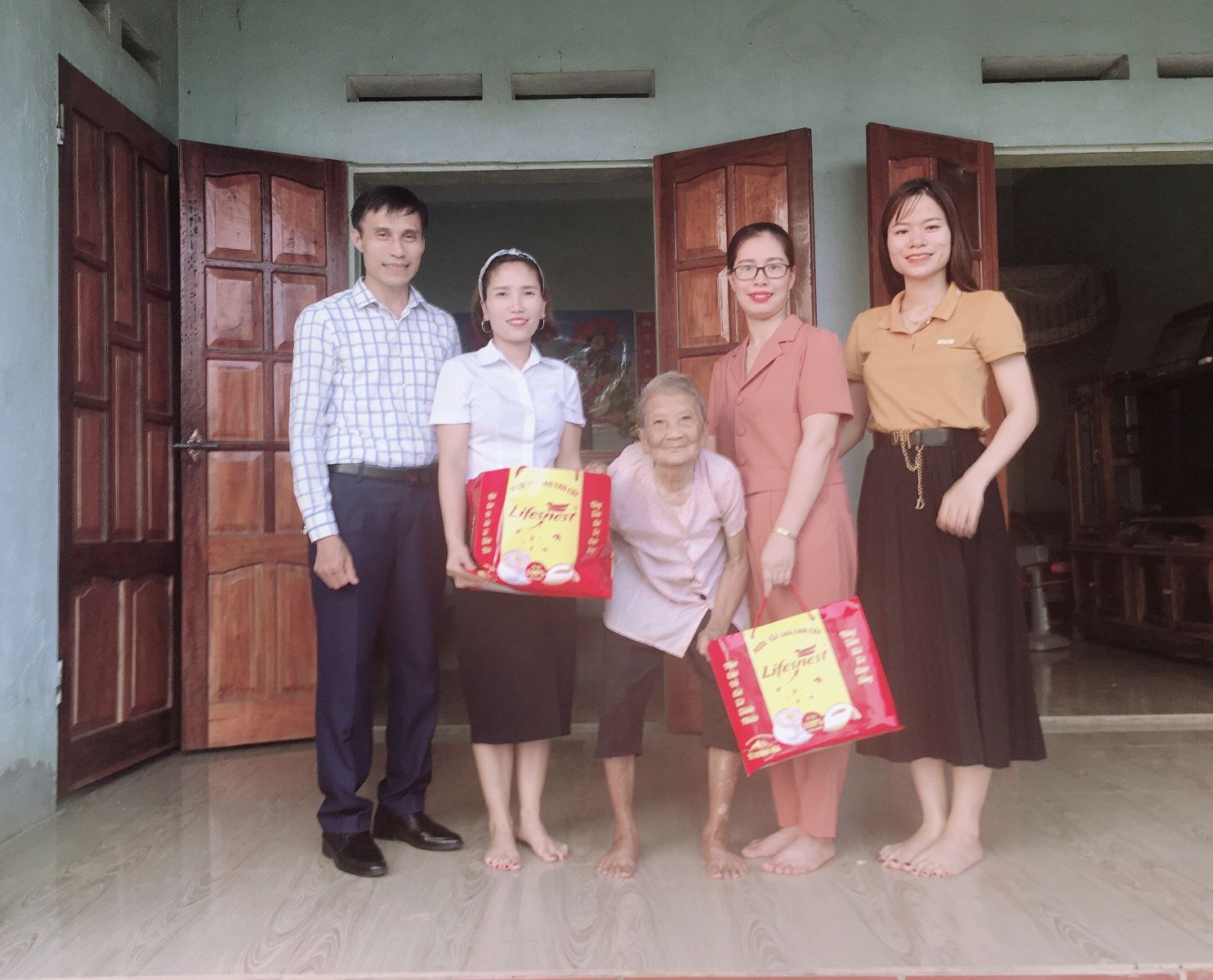 Chi Đoàn Trường Tiểu học Phú Cường Thăm hỏi và tri ân các mẹ Việt Nam anh hùng xã Phú Thịnh