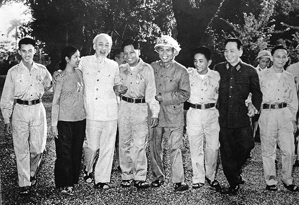 Anh hùng, dũng sĩ Duy Xuyên với Bác Hồ