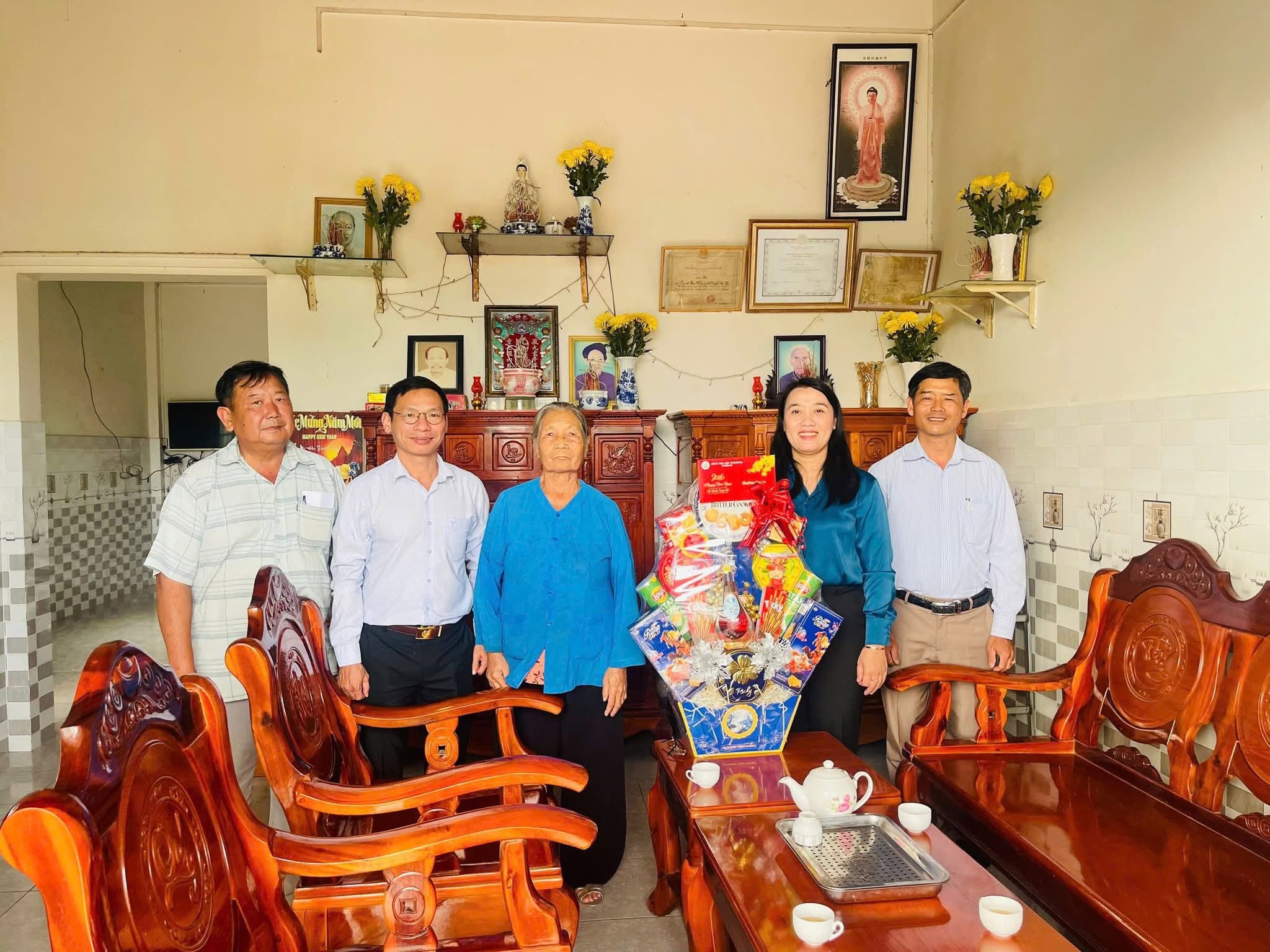 XÃ XUÂN PHÚ THĂM, CHÚC TẾT CÁC GIA ĐÌNH CHÍNH SÁCH, NGƯỜI CÓ UY TÍN VÀ CÁC BAN ẤP TRÊN ĐỊA BÀN XÃ