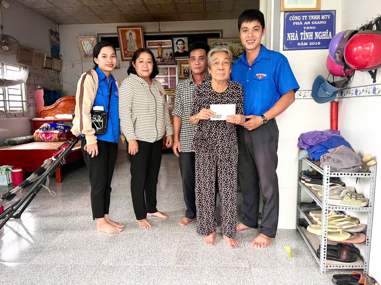 Xã đoàn Bình Thạnh Đông phối hợp cùng UBND xã và các ban ngành đoàn thể xã đến thăm tặng quà cho gia đình chính sách, người có công, thương binh, liệt sĩ trên địa bàn xã.