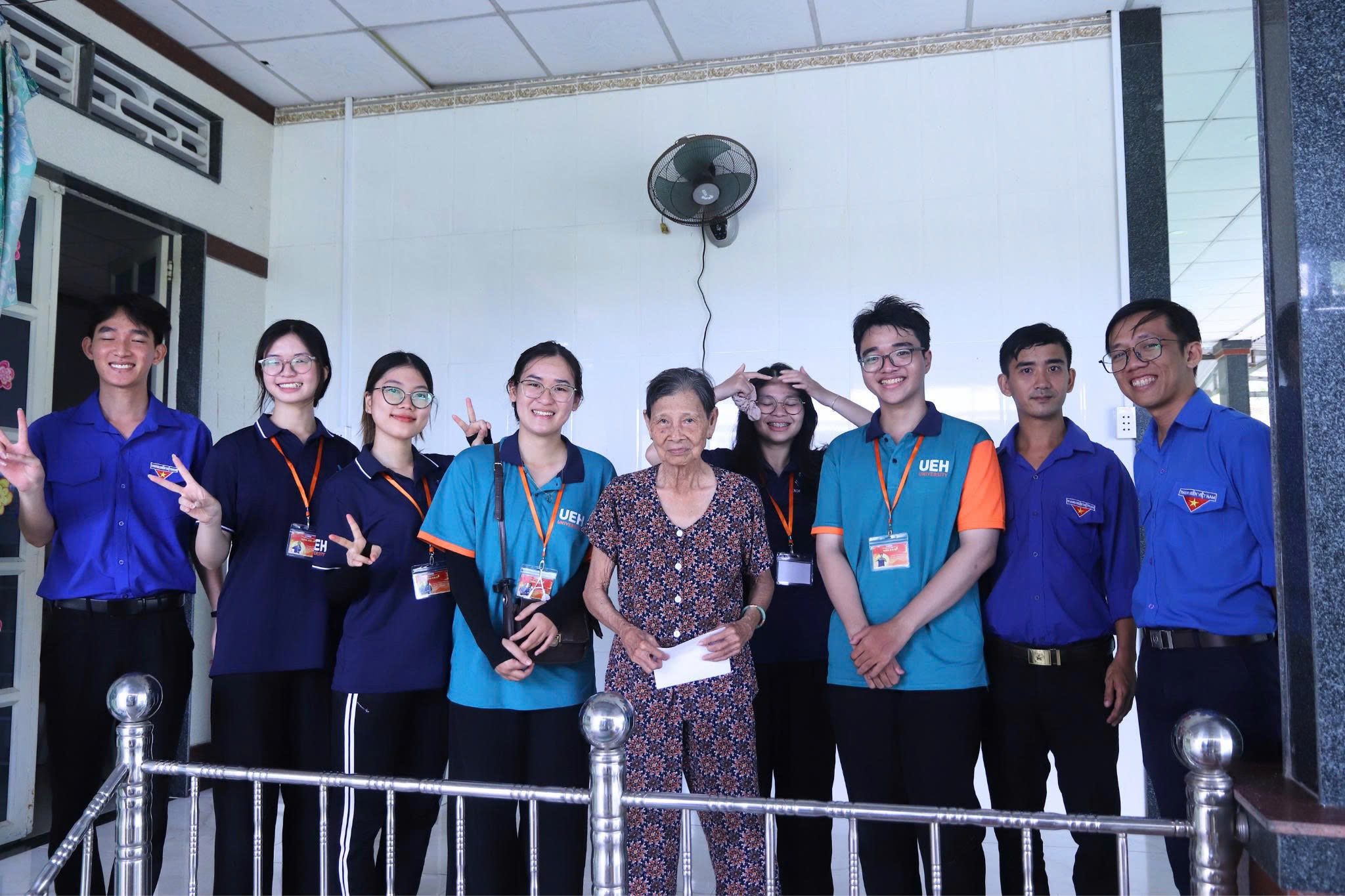 BTV XÃ ĐOÀN CÁI NHUM TRIỂN KHAI HOẠT ĐỘNG CAO ĐIỂM “NHỮNG CÂU CHUYỆN THỜI HOA LỬA” – THĂM TẶNG QUÀ CÁC GIA ĐÌNH CHÍNH SÁCH, GIA ĐÌNH THƯƠNG BINH LIỆT SĨ