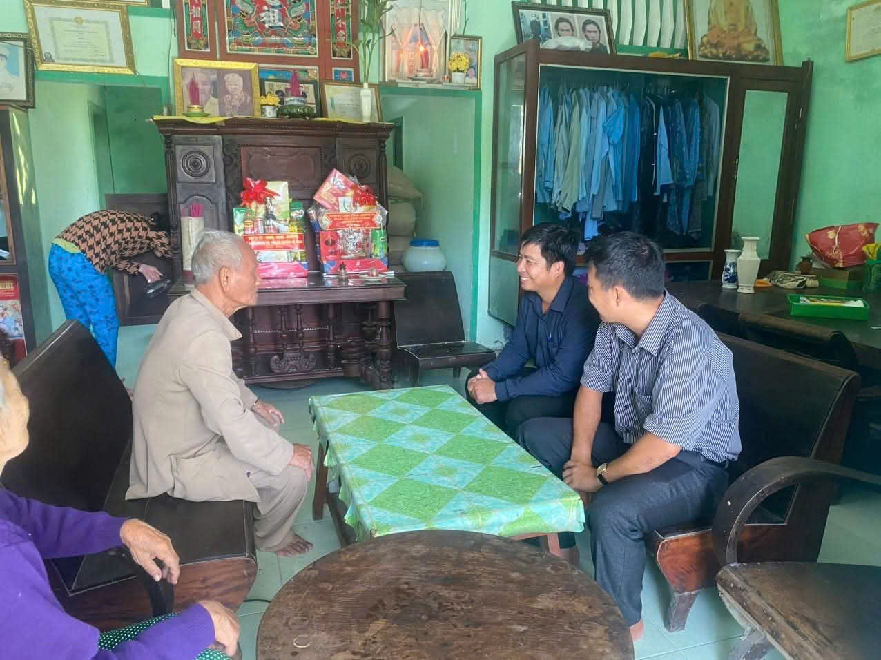 THĂM VÀ TẶNG QUÀ CÁC GIA ĐÌNH CHÍNH SÁCH NHÂN KỶ NIỆM 76 NĂM NGÀY THƯƠNG BINH, LIỆT SĨ (27/7/1947-27/7/2023).