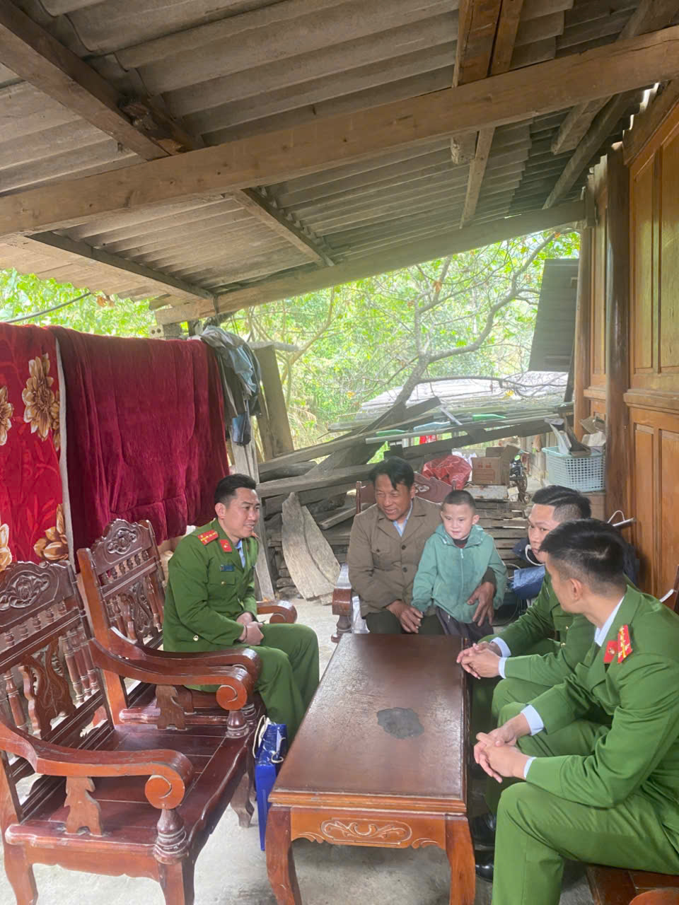 Đôi vai gánh gạo niooi bộ đội của người thanh niên dân tộc Mông - LỲ SÙA LỒNG