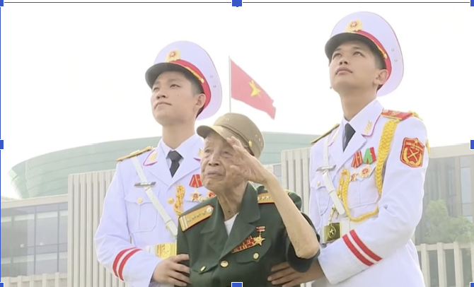 LA VĂN CẦU – Người anh hùng duy nhất được chào điều lệnh bằng tay trái