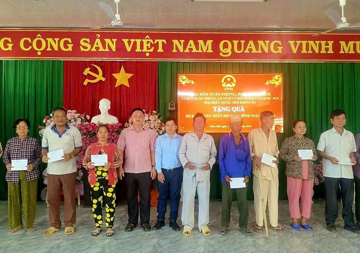 Trao quà Tết hỗ trợ cho hộ gia đình chính sách tại xã Nhơn Hội