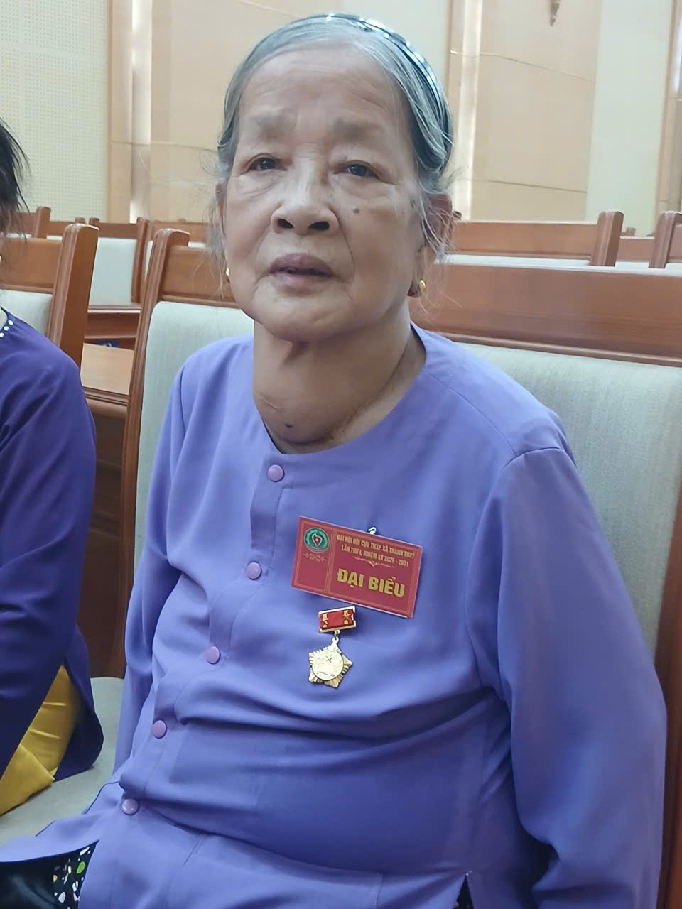 Nữ thanh niên xung phong trên bến phao