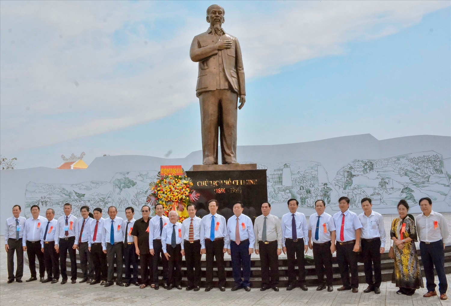 TƯỢNG ĐÀI CHỦ TỊCH HỒ CHÍ MINH