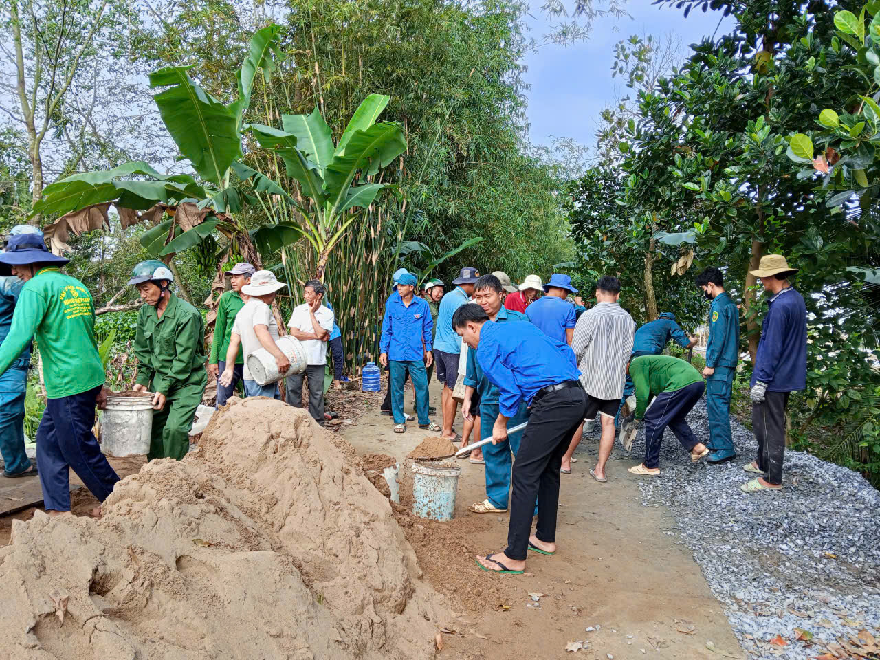 ĐÓA HOA RỰC LỬA GIỮA CHIẾN TRƯỜNG