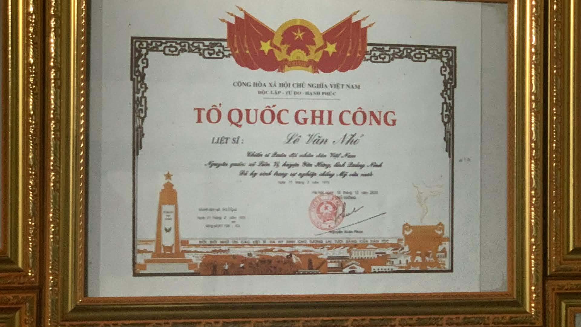 Lê Thị Kim Oanh-Bằng Tổ quốc ghi công tri ân liệt sĩ Lê Văn Nhỏ