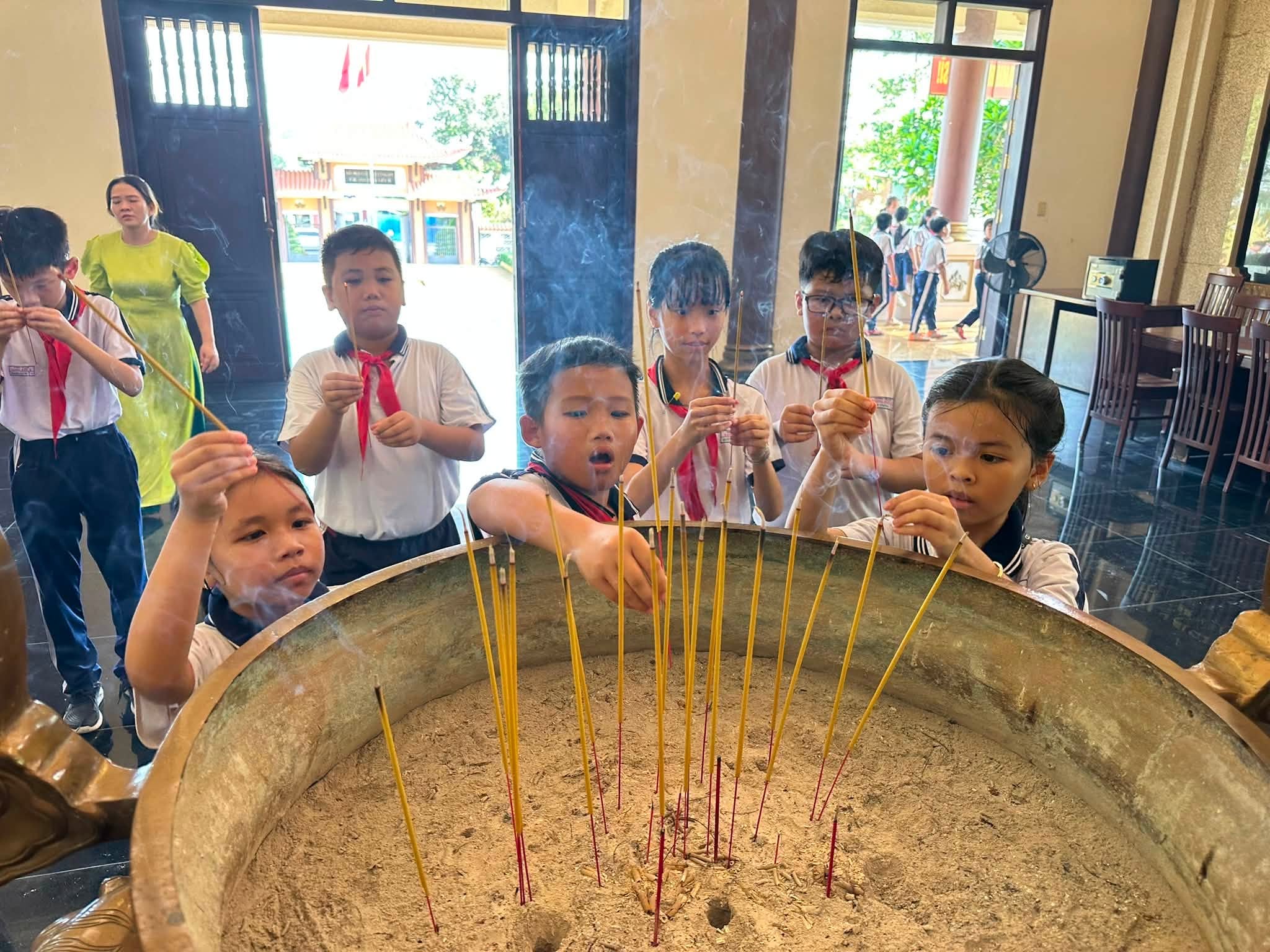 HÒA CHUNG KHÔNG KHÍ TỰ HÀO – UỐNG NƯỚC NHỚ NGUỒN