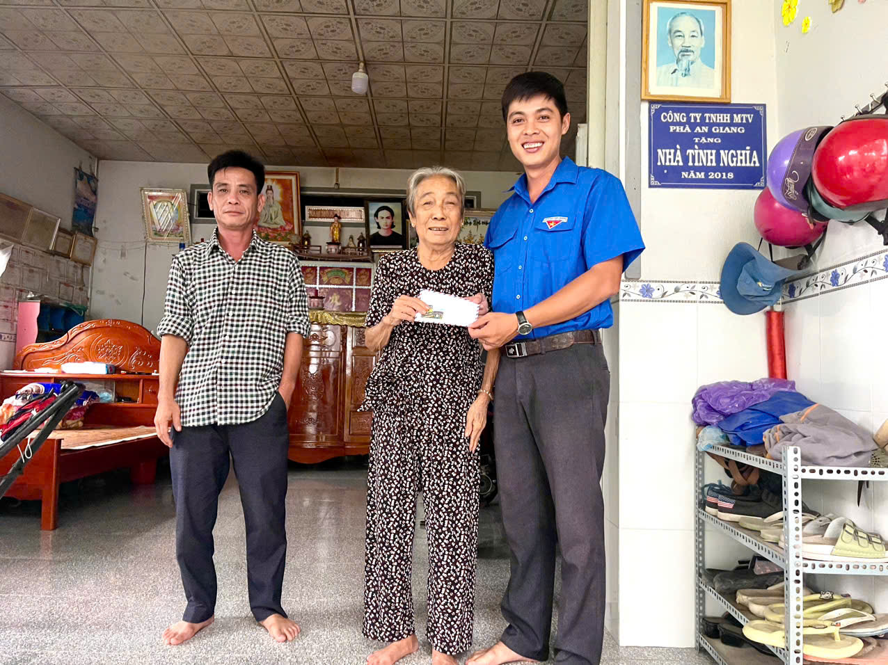Xã đoàn Bình Thạnh Đông phối hợp cùng UBND xã và các ban ngành đoàn thể xã đến thăm tặng quà cho gia đình chính sách, người có công, thương binh, liệt sĩ trên địa bàn xã.