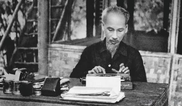 BÁC HỒ VÀ BÀI HỌC TỪ SỰ GIẢN DỊ