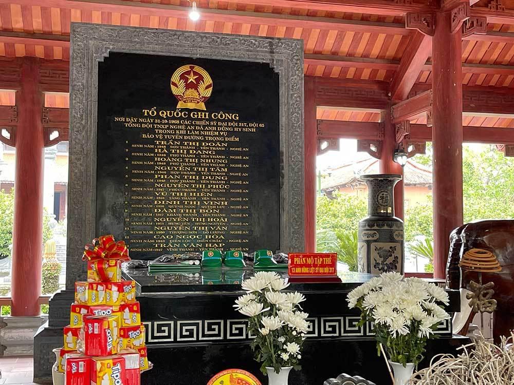 MƯỜI HAI CÔ GÁI TRUÔNG BỒN – MƯỜI HAI ĐÓA HOA GIỮA TỌA ĐỘ LỬA