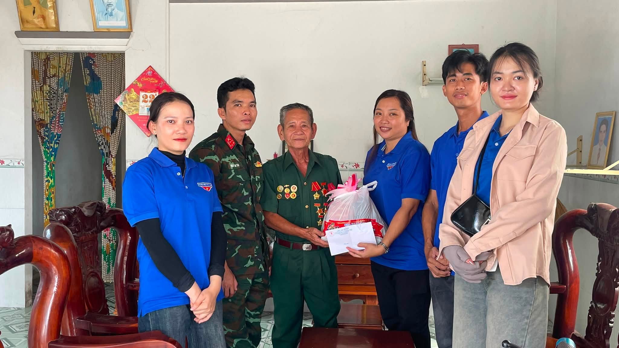 VĨNH TUY: TỔ CHỨC THĂM, TẶNG QUÀ CỰU THANH NIÊN XUNG PHONG NHÂN KỶ NIỆM 79 NĂM NGÀY THƯƠNG BINH - LIỆT SĨ