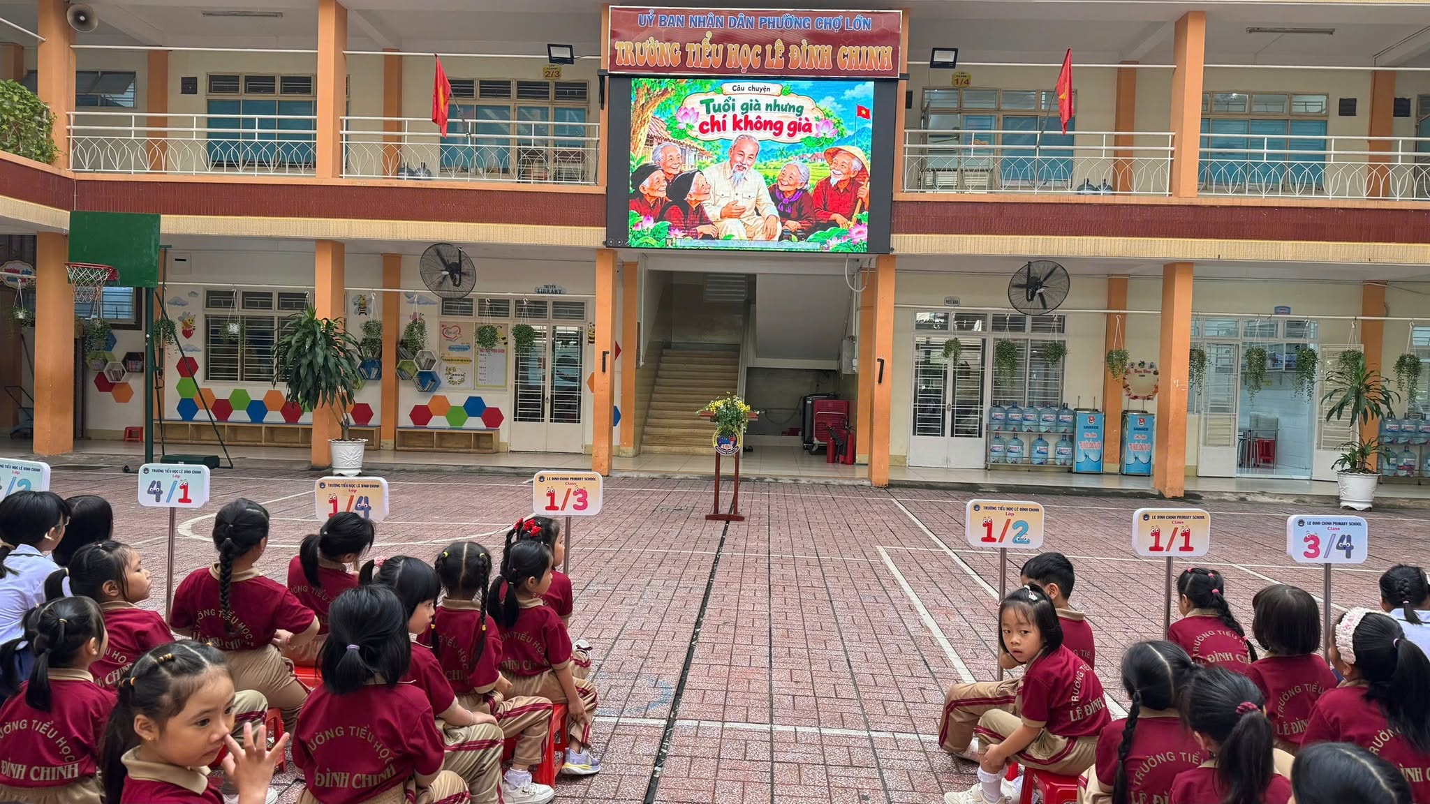 TUỔI GIÀ NHƯNG CHÍ KHÔNG GIÀ   BÀI HỌC VỀ TINH THẦN CỐNG HIẾN CỦA BÁC HỒ