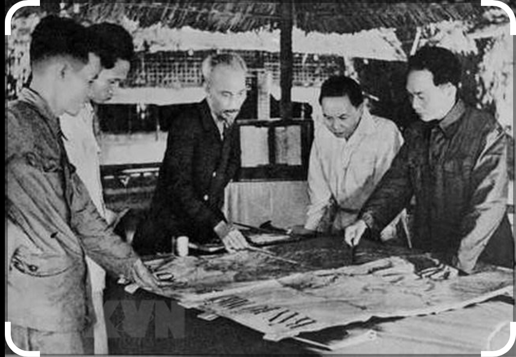 Hồ Chí Minh: Áo vải hồn muôn trượng và bình minh độc lập năm 1945