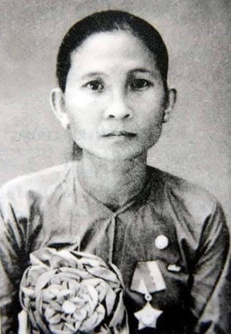 NGƯỜI MẸ ANH HÙNG VÀ TÂY SÚNG HUYỀN THOẠI: "ÚT TÍCH"