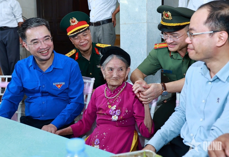 Mẹ Việt Nam anh Hùng Hồ Thị Tứ