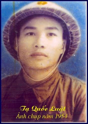 NGƯỜI GIỮ CỜ TRÊN ĐỈNH A1
