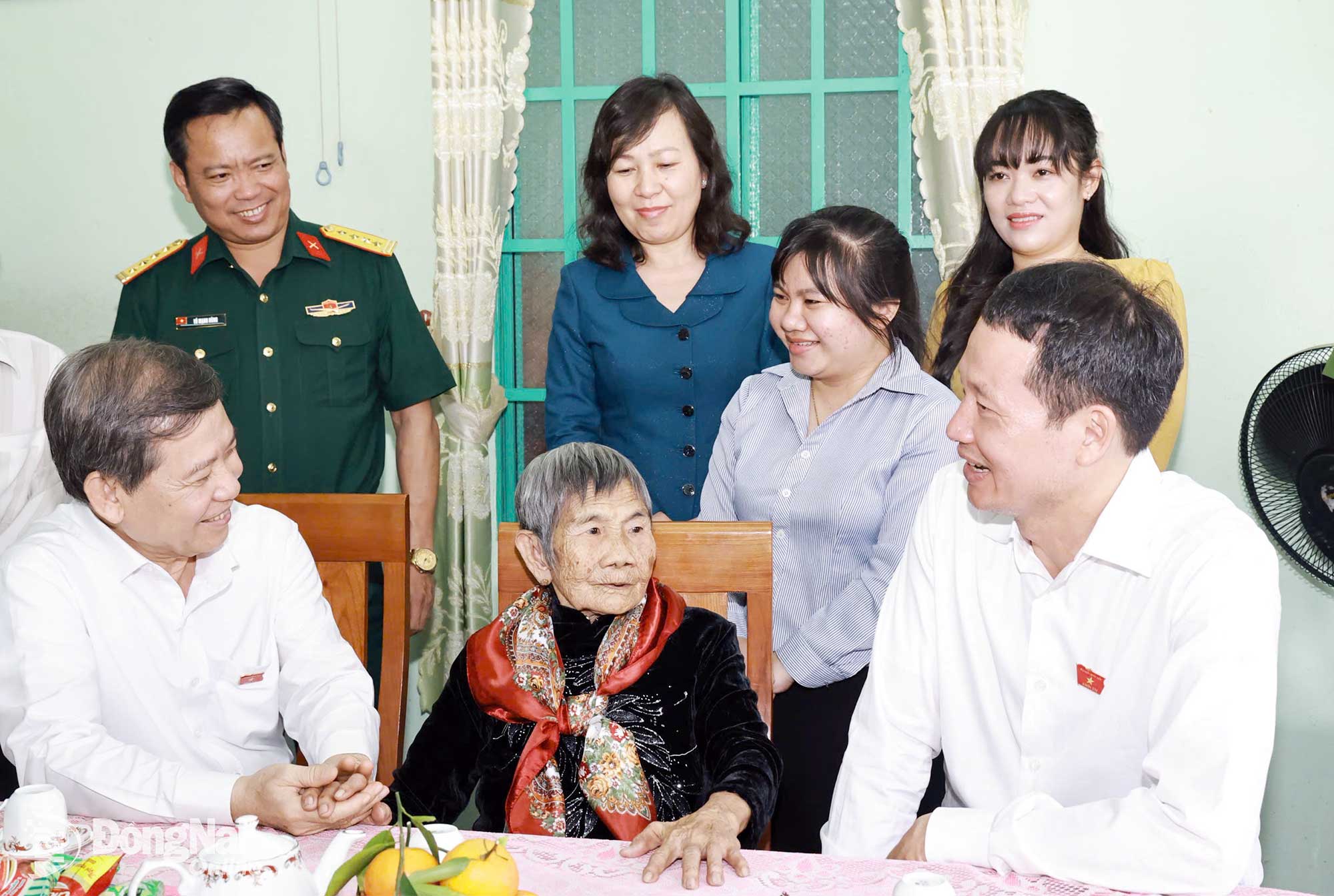 Đồng chí Trưởng Ban Nội chính Trung ương thăm, tặng quà Mẹ Việt Nam anh hùng Hồ Thị Vàng, tỉnh Đồng Nai