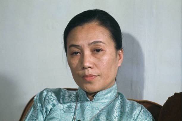 Bông hồng thép trên bàn đàm phán