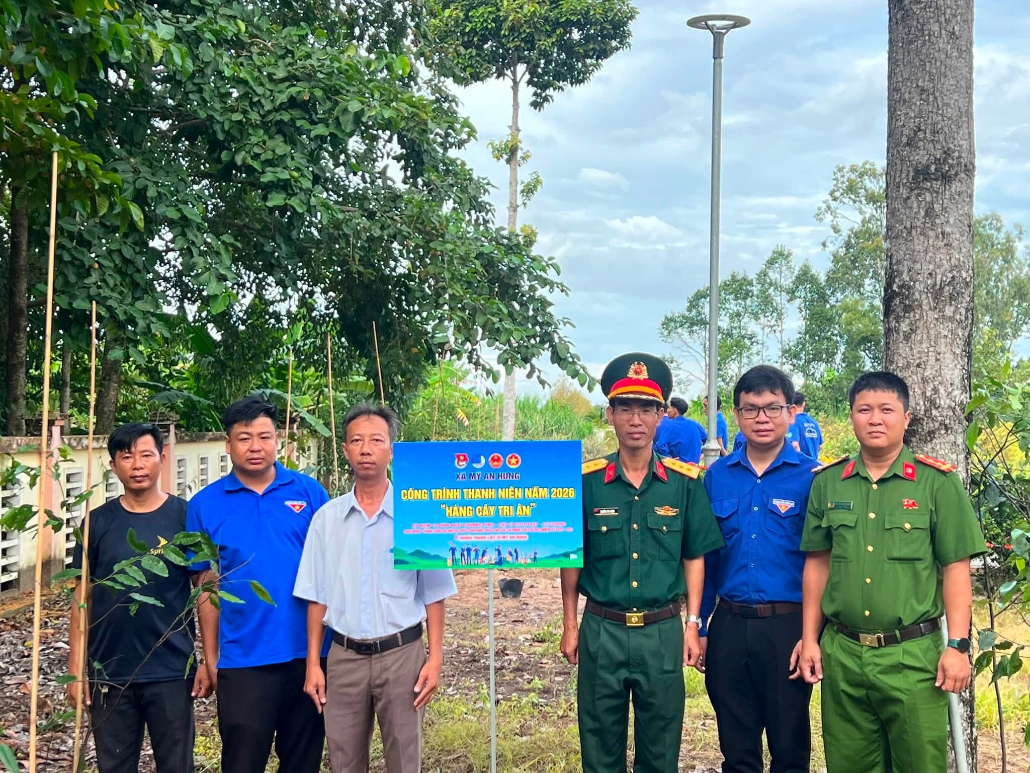 thực hiện công trình thanh niên “Hàng cây tri ân” tại Nghĩa trang Liệt sĩ xã Mỹ An Hưng