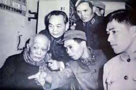 "NẾU ĐỊCH ĐÁNH BOM, TÔI SẼ CHE CHO ĐẠI TƯỚNG" – CÂU CHUYỆN XÚC ĐỘNG GIỮA MƯA BOM