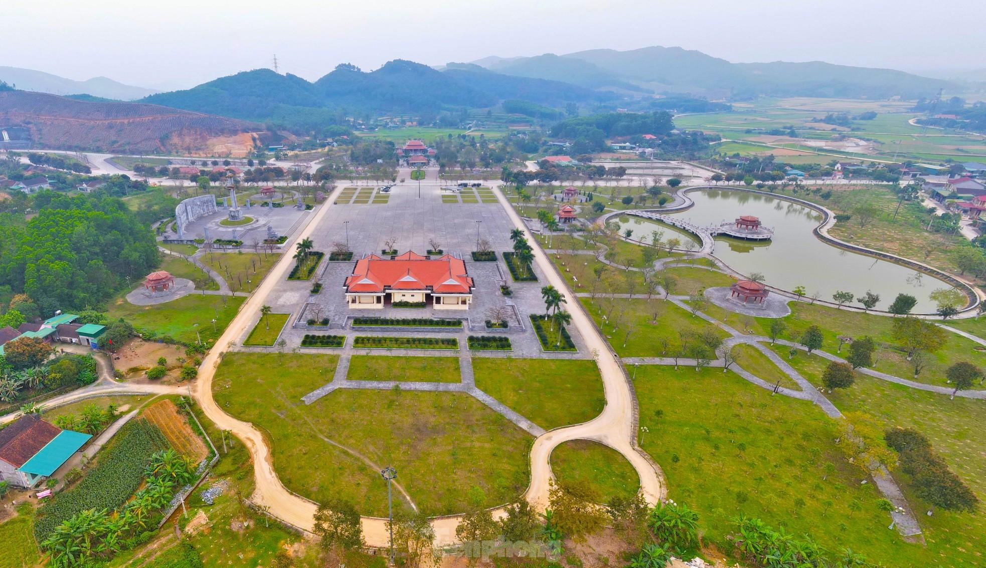 NGƯỜI TRỞ VỀ TỪ TRUÔNG BỒN