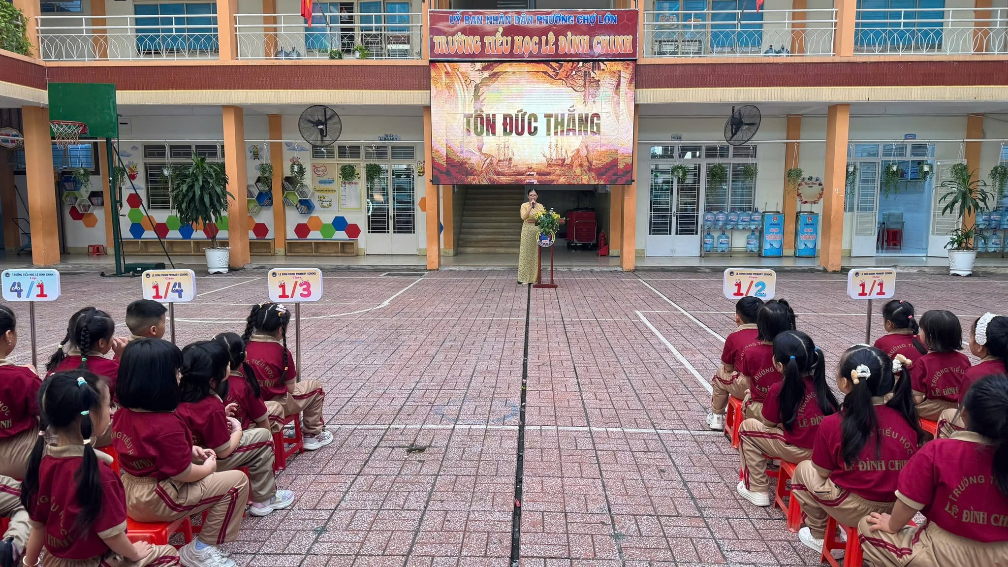 DƯỚI SẮC CỜ ĐỎ, VANG MÃI CHUYỆN NGƯỜI BÁC TÔN – MỘT CUỘC ĐỜI, MỘT NGỌN LỬA  KHÔNG TẮT