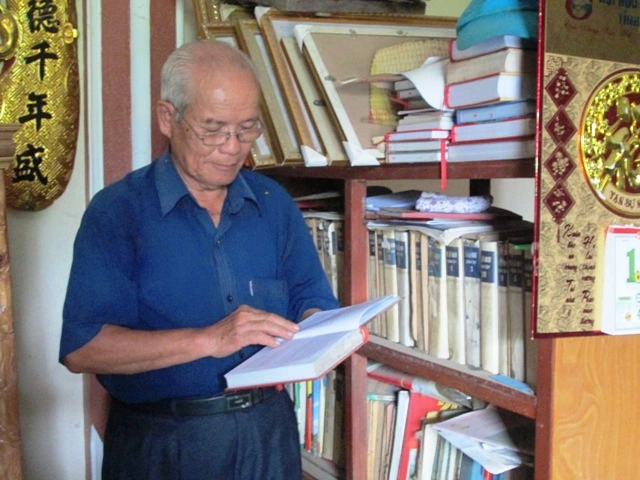 LÁ CỜ KHÔNG KHUẤT GIỮA TRƯỜNG SƠN
