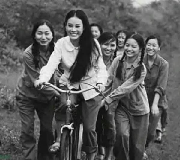 CÓ MỘT THỜI TUỔI TRẺ ĐÃ ĐI QUA BOM ĐẠN