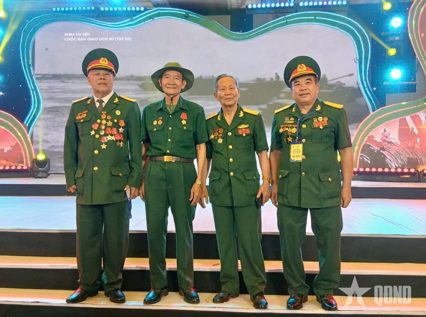 Cầm súng, cầm bút bằng niềm tin, lẽ sống