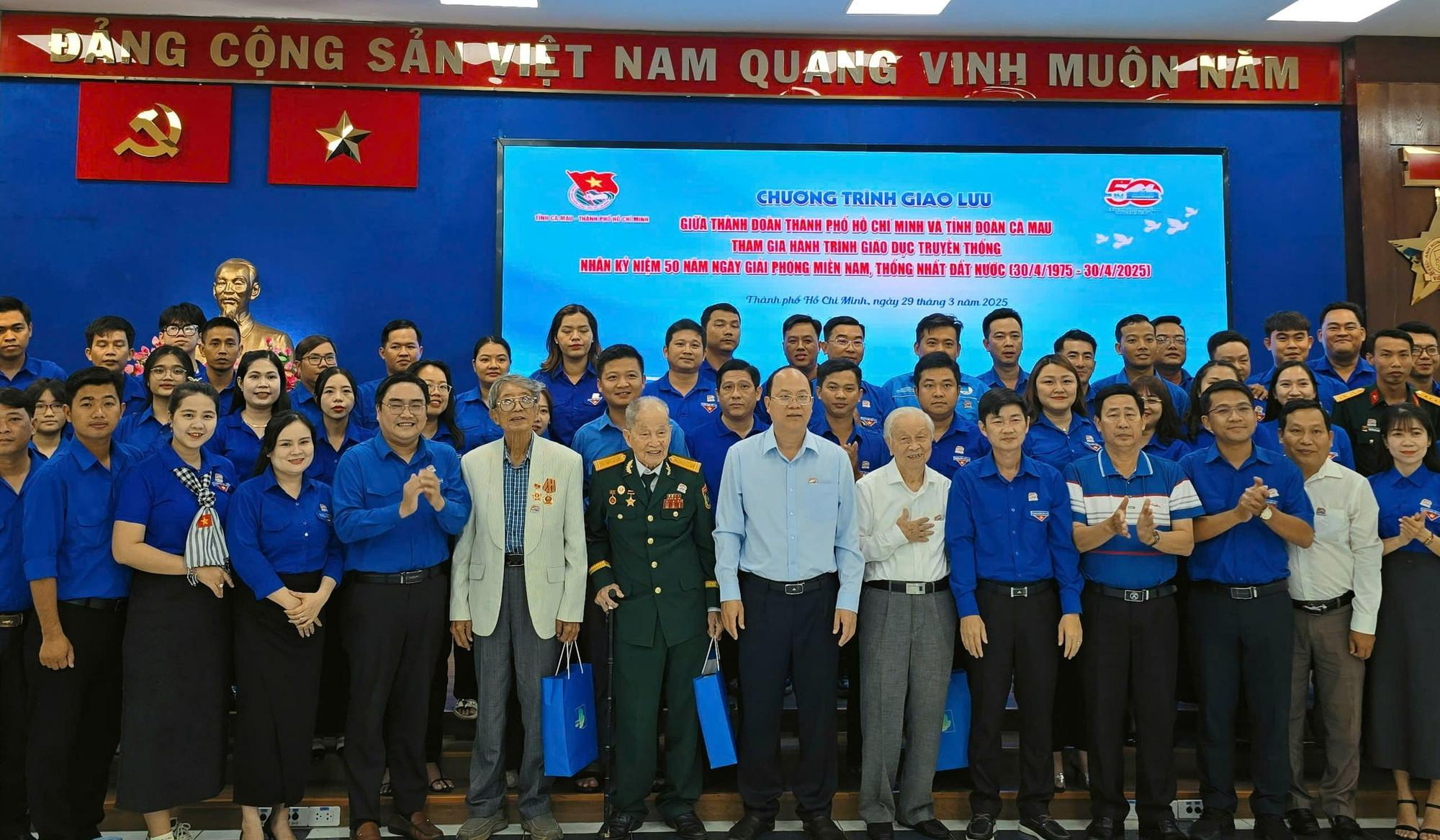 NHỮNG NGƯỜI LÍNH TRƯỜNG SA KỂ CHUYỆN CHO THẾ HỆ SAU