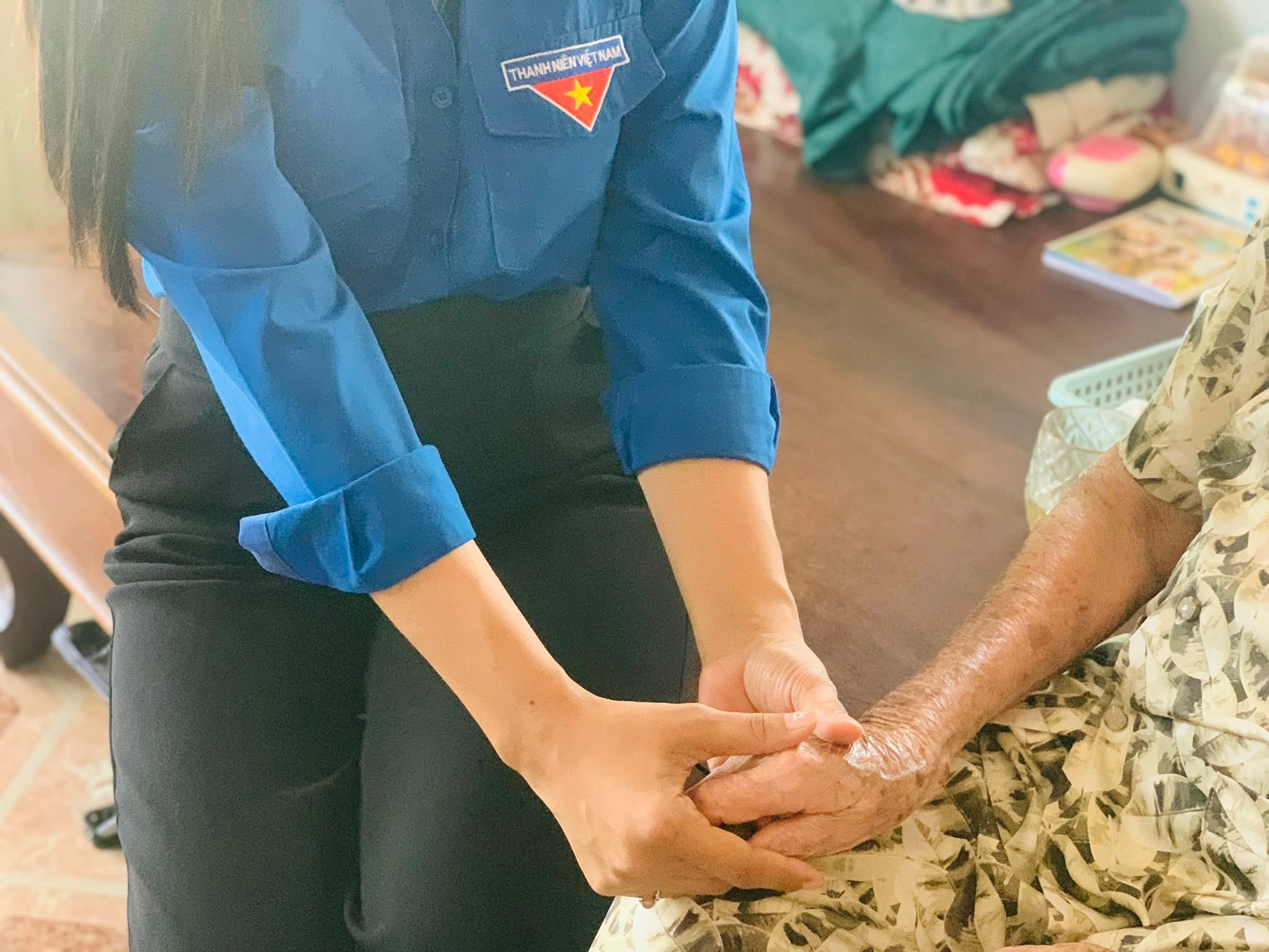 MỖI CÁI NẮM TAY, MỘT GIỌT NƯỚC MẮT – THẾ HỆ TRẺ MÃI KHẮC GHI