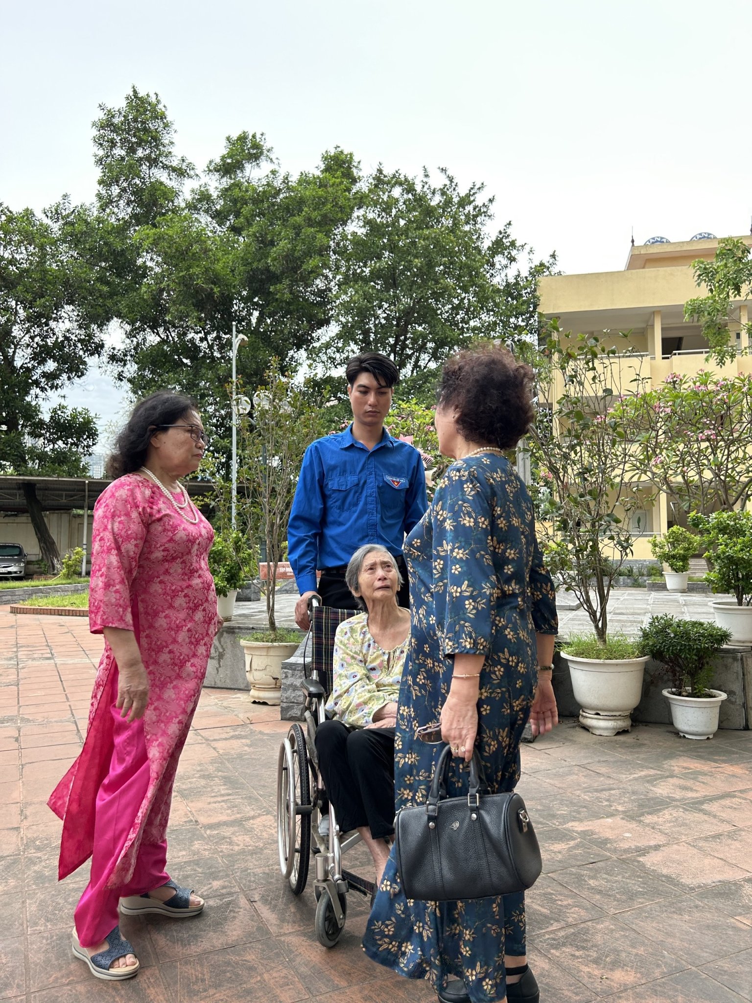 BÀN TAY NGƯỜI NỮ CÁN BỘ CÔN TRÙNG HỌC VÀ NHỮNG MẪU VẬT LI TI