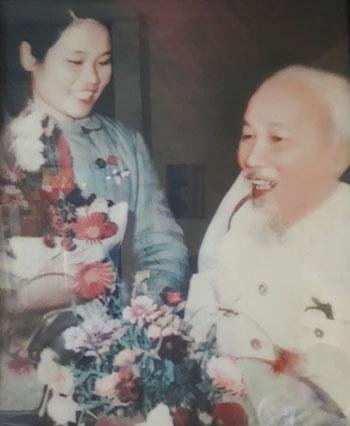 ANH HÙNG NGUYỄN THỊ KIM HUẾ Nữ Anh hùng trên tuyến lửa 12A – người 5 lần được gặp Bác Hồ