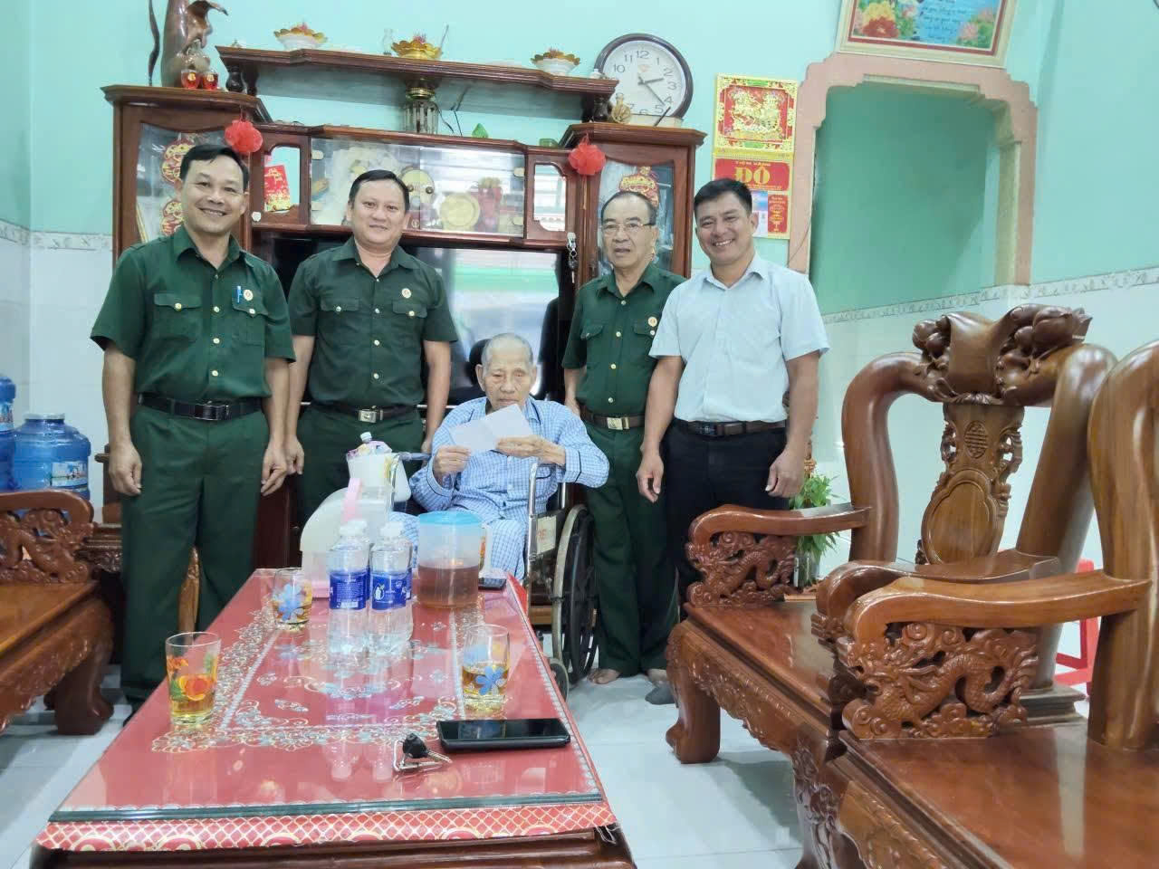 Tình đồng đội chia nhau từng ngụm nước ngọt cuối cùng