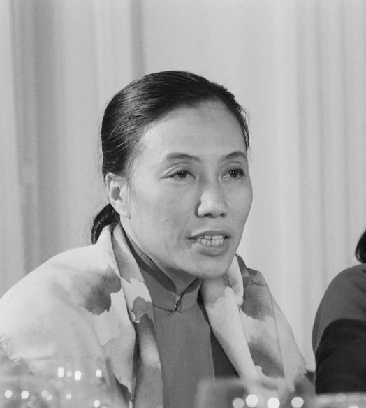 Bông Hoa Thép Giữa Bầy Sói