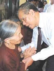 NGƯỜI DÀNH TÂM HUYẾT CHO BỆNH NHÂN NGHÈO