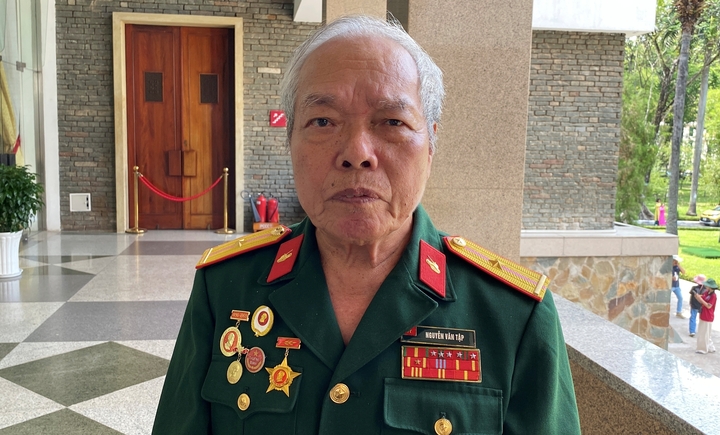 NGƯỜI LÁI CHIẾC XE TĂNG 390