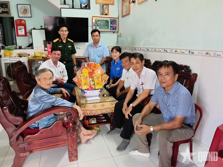 Mẹ Lang và ngôi mộ gió