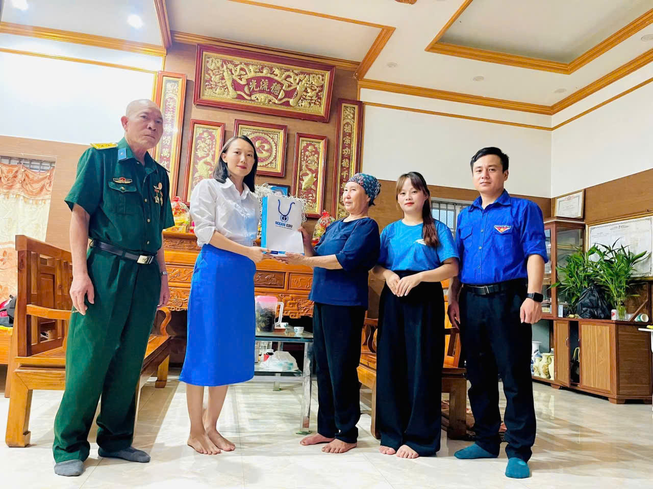 những người trẻ tri ân người có công