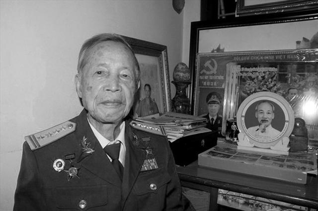 CÁNH TAY Ở LẠI ĐÔNG KHÊ