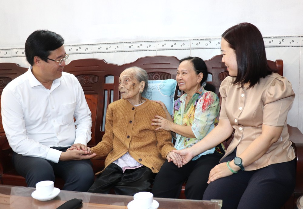 NGƯỜI MẸ TRĂM TUỔI BÊN DÒNG PHÚ ĐỊNH VÀ KHÚC CA “THỜI HOA LỬA”