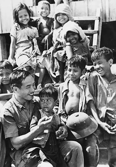 Bữa cơm nghẹn ngào vị bùn non và gạo sấy
