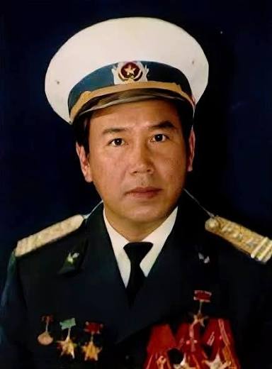 Người chiến sĩ giữa biển khơi